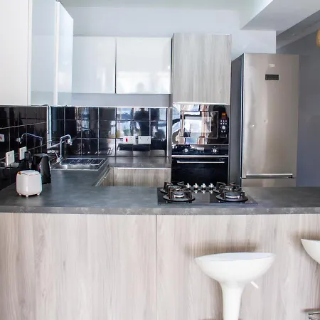 Stunning Beachfront Apt - Your Paradise Getaway St. Paul's Bay