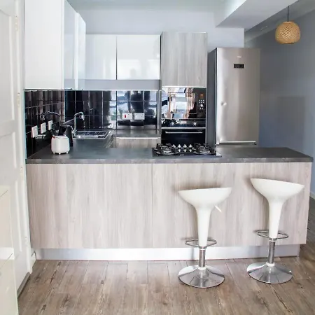 Stunning Beachfront Apt - Your Paradise Getaway *